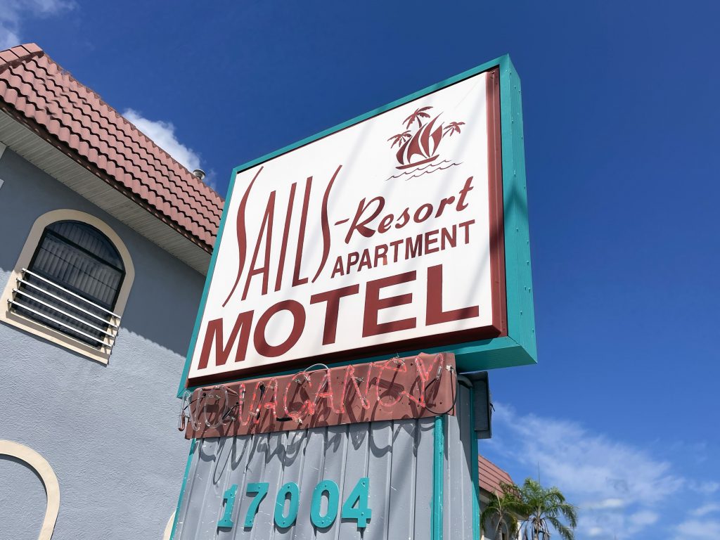Front sign of the Sails Resort Apartment Motel